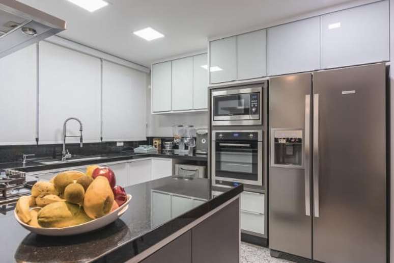 31. Arm&aacute;rio de cozinha clean na cor branca com bancada preta &ndash; Foto Sandra Pompermayer