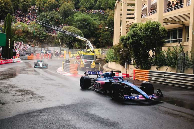 Fernando Alonso segurou pelotão 