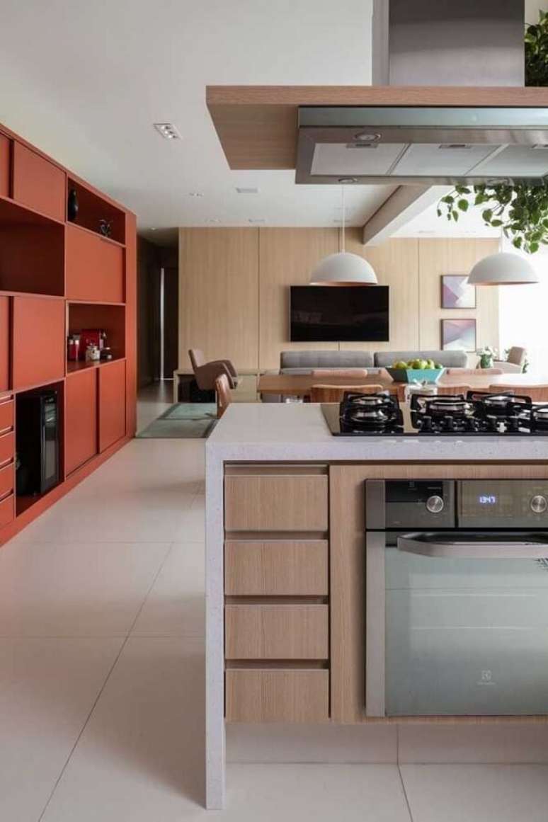 61. Cozinha clean com porcelanato para sala e bancada com cooktop – Foto Decor Facil