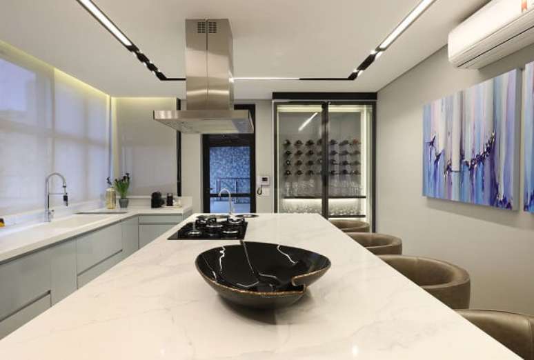 50. Cozinha clean com cadeira alta para bancada &ndash; Foto Gabriela Mendes