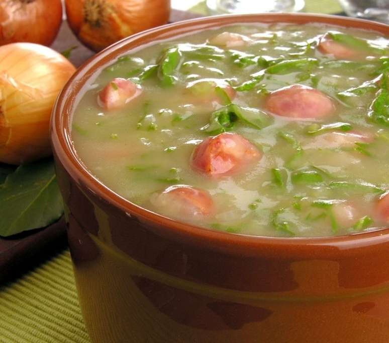 Caldo verde com batata e calabresa (Reprodução / Guia da Cozinha)