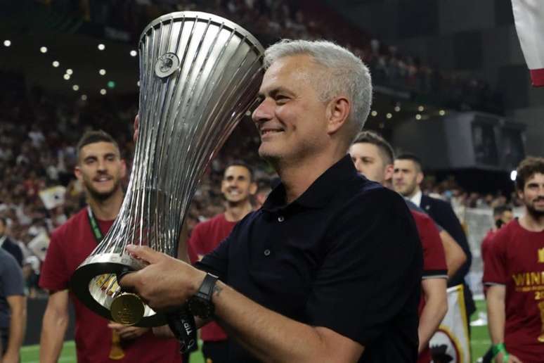 José Mourinho conquistou a Conference League com a Roma (Foto: GENT SHKULLAKU/AFP)