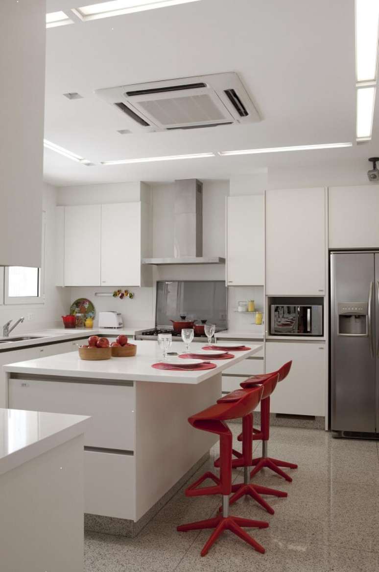 34. Cozinha clean branca com banquetas vermelhas – Foto Ornare