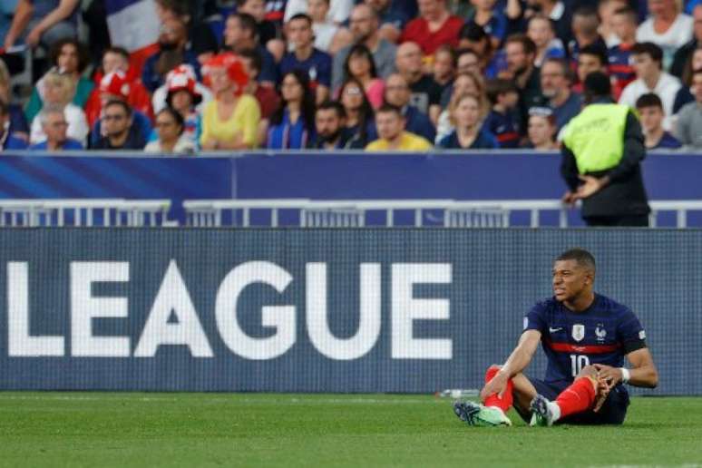 Jogador desmaia em campo e jogo da Premier League é suspenso