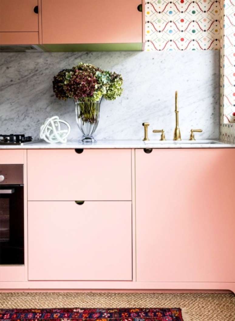 Prairie Rose, Behr: Anna Spiro ado&ccedil;ou os arm&aacute;rios desta cozinha alegre com um coral suave. Para um visual semelhante, experimente Prairie Rose da Behr.