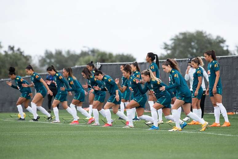 Sele&ccedil;&atilde;o brasileira de futebol feminino; muitas atletas dependem do apoio financeiro da fam&iacute;lia para perseverar na carreira, diz comentarista