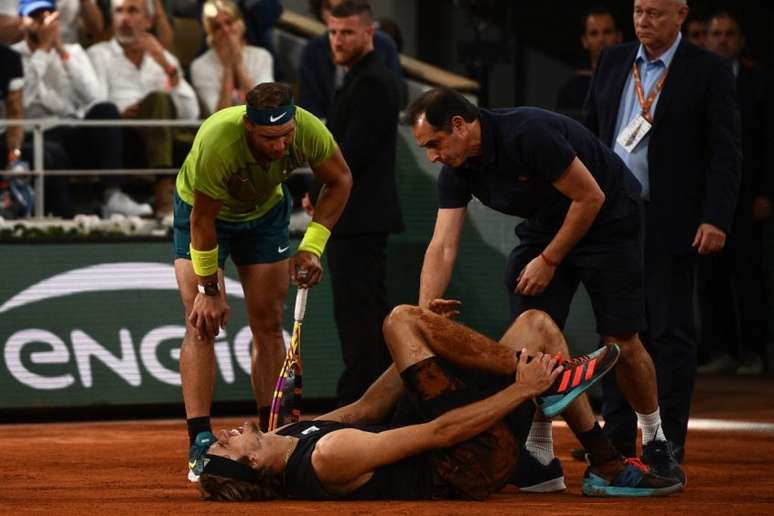 Zverev, após torção de tornozelo em duelo contra Rafael Nadal (Christophe ARCHAMBAULT / AFP)