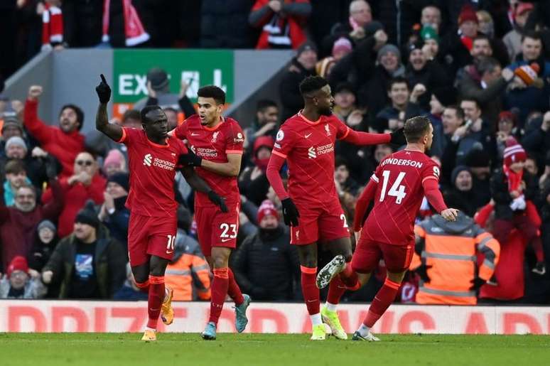 Jogador do Liverpool, o senegal&ecirc;s Sadio Man&eacute; (primeiro &agrave; esq.) &eacute; um dos v&aacute;rios atletas africanos que t&ecirc;m se destacado na Premier League, na Inglaterra.