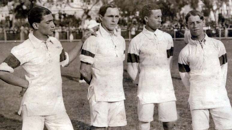 Jogadores da sele&ccedil;&atilde;o brasileira em 1914, ano em que equipe realizou as primeiras partidas oficiais