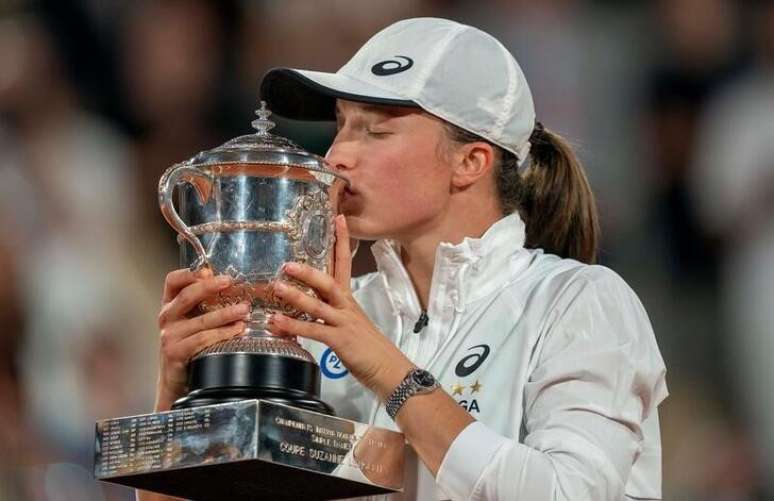 A tenista polonesa Iga Swiatek beija o troféu após vencer o Aberto da França na final contra a norte-americana Coco Gauff. Roland-Garros. 4/6/2022