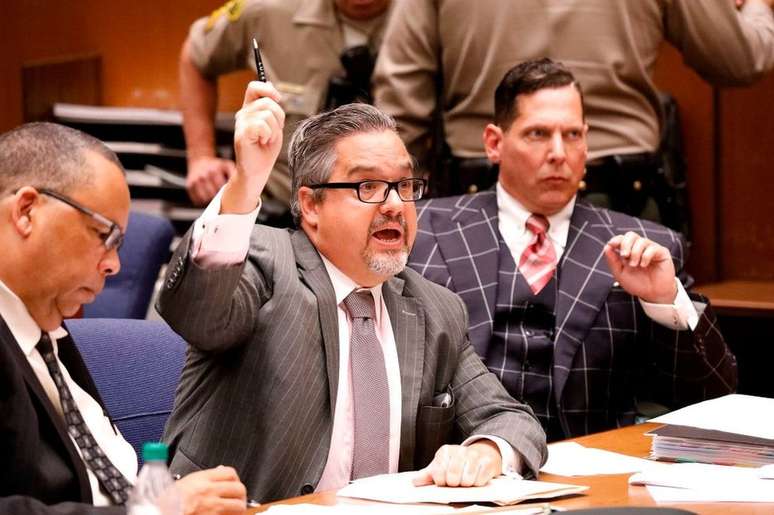 Os advogados de Naas&oacute;n Joaqu&iacute;n Garc&iacute;a, Ken Rosenfeld (direita) e Allen Sawyer (esquerda) em uma audi&ecirc;ncia no Tribunal Superior de Los Angeles, na Calif&oacute;rnia, em 15 de julho de 2019