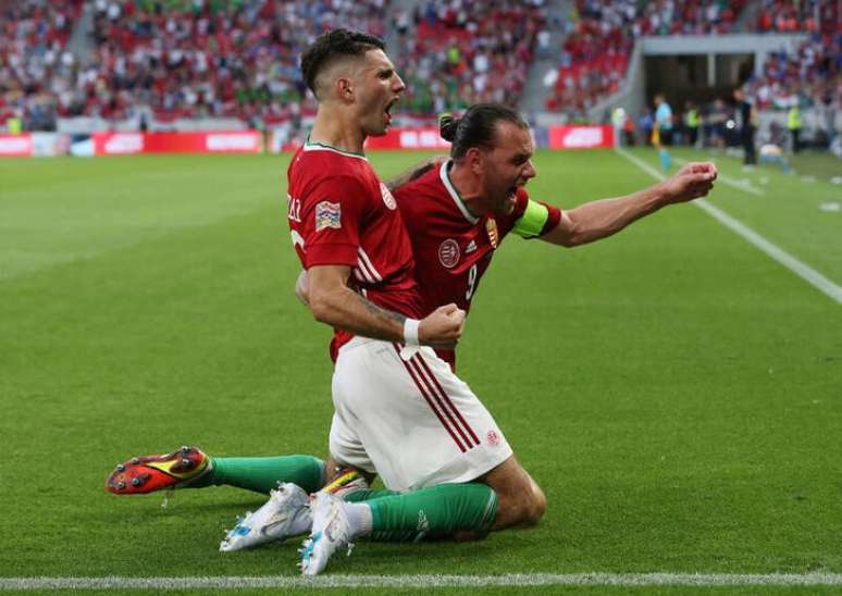 Jogadores da Hungria comemoram na vitória sobre a Inglaterra, pela Eurocopa. 4/6/ 2022  REUTERS/Bernadett Szabo