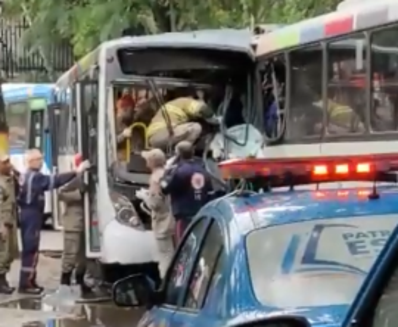 O acidente aconteceu neste sábado (4), na avenida Avenida Engenheiro Souza Filho, na altura do número 2.021, no Rio de Janeiro 