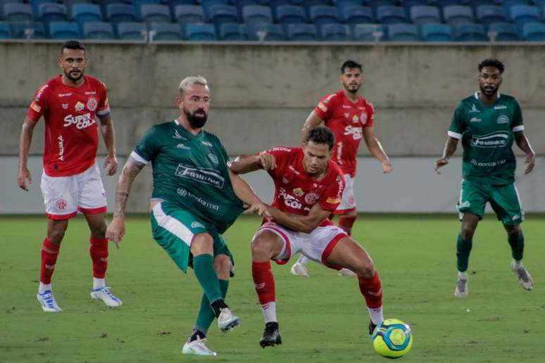 Disputa de lance durante a partida entre América-MG e Cuiabá, neste sábado (4) 