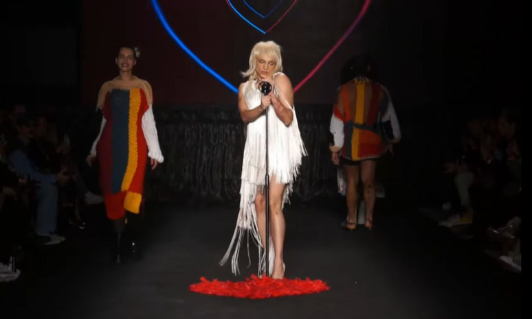 Drag queen Bruno Lá Femme em desfile LED no SPFW 