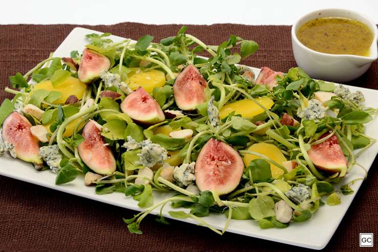 Salada de agrião com mandioquinha e figo – Foto: Guia da Cozinha