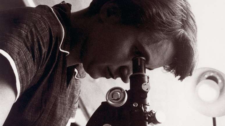 Rosalind Franklin tinha 31 anos quando tirou a famosa foto com aluno de doutorado Raymond Gosling em 6 de maio de 1952