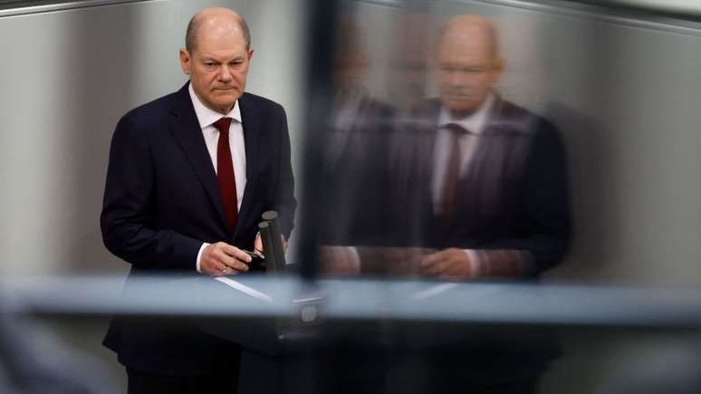 O chanceler alemão Olaf Scholz anunciou uma mudança drástica na política externa alemã