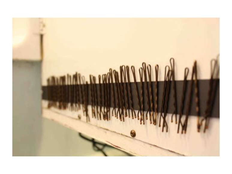 Quem nunca perdeu grampos ou ficou muito tempo procurando-os no fundo das gavetas? Voc&ecirc; nunca mais ter&aacute; que passar por isso com&nbsp; essas tiras magn&eacute;ticas! Posicione dentro de um arm&aacute;rio e sempre que desfazer um penteado coloque os grampos na fita.