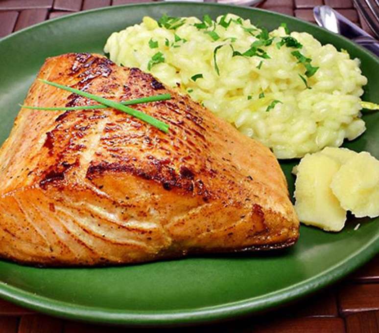 Salm&atilde;o com risoto de parmes&atilde;o (Reprodu&ccedil;&atilde;o / Guia da Cozinha)