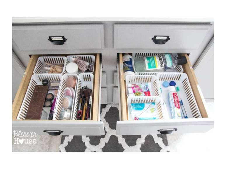 Esta &eacute; uma solu&ccedil;&atilde;o simples para deixar as gavetas em ordem sem gastar muito. Apenas compre cestas de pl&aacute;stico baratas e organize seus pertences por categorias. A principal vantagem disso &eacute; que voc&ecirc; pode mudar as coisas a qualquer momento.