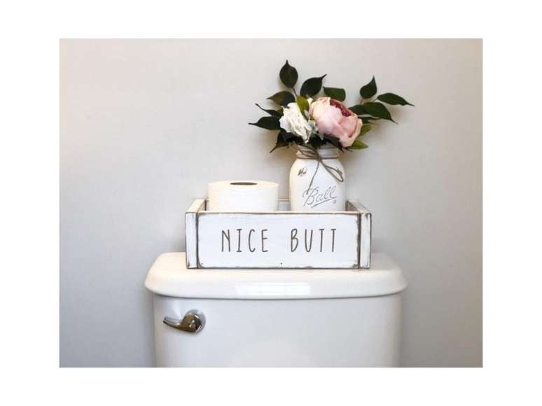 Esta caixa chique com uma mensagem atrevida &eacute; a pe&ccedil;a perfeita de armazenamento extra em seu banheiro. Tamb&eacute;m fornece um local para colocar o seu rolo de papel higi&ecirc;nico extra e manter a seu banheiro com aspecto chique.