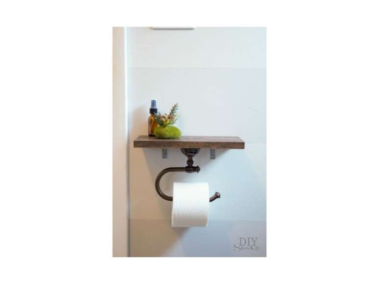 Onde voc&ecirc; coloca seu telefone enquanto est&aacute; fazendo xixi?! Fa&ccedil;a uma prateleira super estilosa com um suporte para papel higi&ecirc;nico e n&atilde;o se preocupe em deixar o telefone cair no vaso sanit&aacute;rio e, ainda, tenha espa&ccedil;o extra para purificadores de ar ou len&ccedil;os de papel.