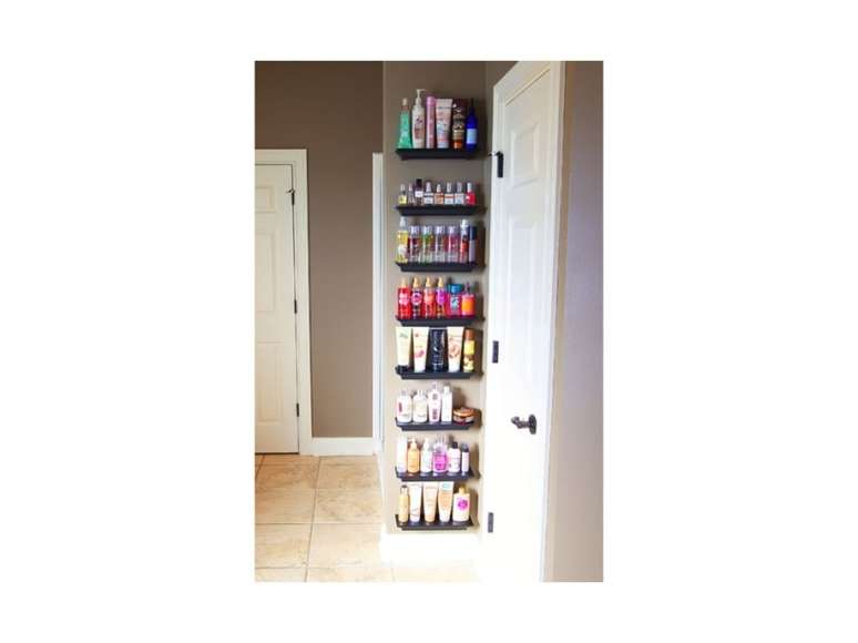 Procurando uma maneira de manter todos os seus produtos de banheiro em exposi&ccedil;&atilde;o? Utilize pequenos espa&ccedil;os, como a parede atr&aacute;s da porta, para que todos eles fiquem de f&aacute;cil acesso. Insira prateleiras menores e poupe o tempo que voc&ecirc; desperdi&ccedil;aria procurando o creme de cabelo.