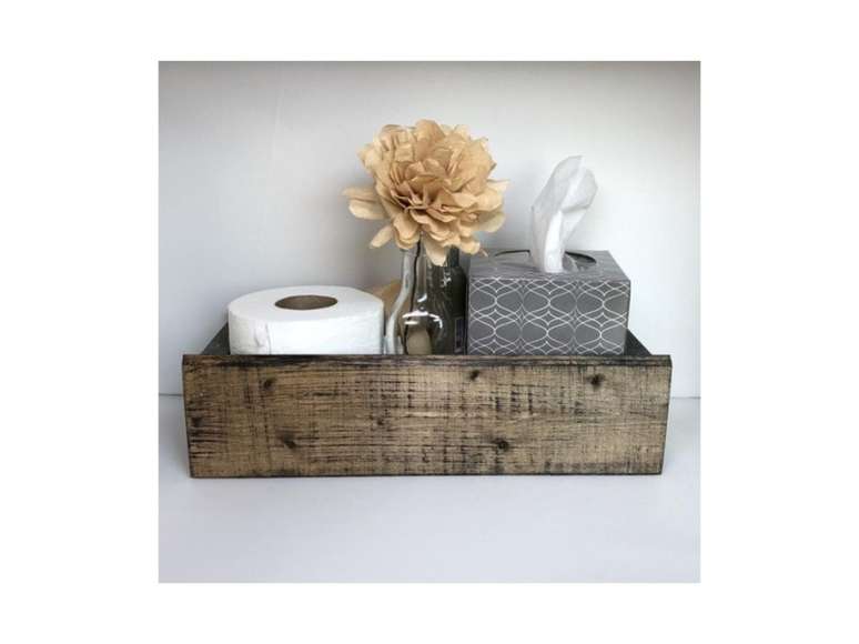Procurando por algo r&uacute;stico e estiloso para guardar seus pertences? Ent&atilde;o esta caixa &eacute; o achado dos seus sonhos. Madeira manchada e desgastada, com espa&ccedil;o suficiente para len&ccedil;os de papel, papel higi&ecirc;nico e at&eacute; algumas flores.