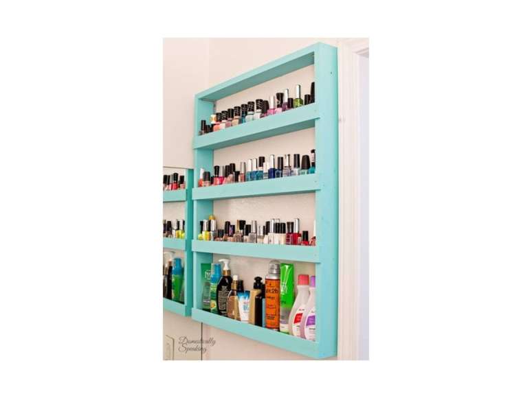 Construa uma prateleira de esmaltes para ajudar no armazenamento. Voc&ecirc; vai precisar de peda&ccedil;os de madeira, pregos e tinta. Pinte com a sua cor preferida e decore do jeito que quiser.
