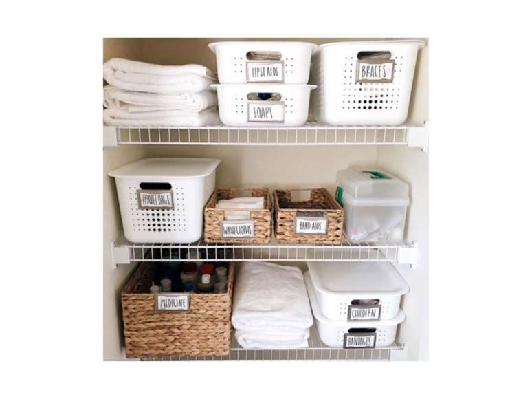 Para n&atilde;o ter estresse e ter um banheiro organizado, invista em cestas para categorizar todos os itens importantes dentro de um arm&aacute;rio. Se voc&ecirc; quiser ainda mais ordem, compre cestas do mesmo tipo, proporcionando um visual harm&ocirc;nico, e coloque etiquetas na frente de cada uma para ficar mais f&aacute;cil de encontrar o que deseja.