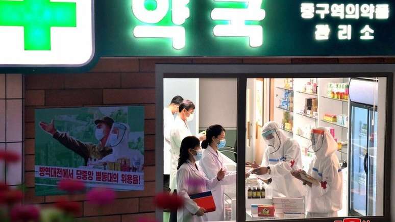 A TV estatal da Coreia do Norte vem transmitindo imagens de farmácias estocadas, mas as pessoas relatam enorme falta de remédios.