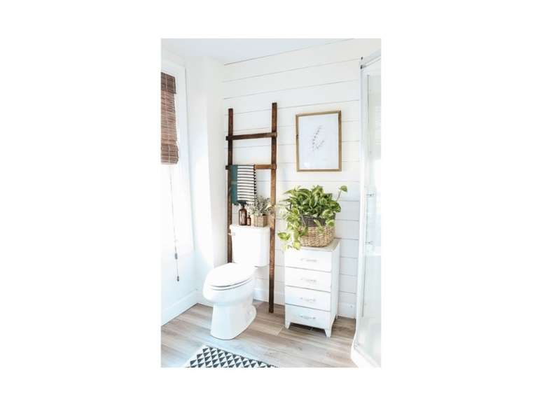 Utilize uma escada linda para pendurar toalhas e decorar ainda mais o seu banheiro. Lembre-se, por&eacute;m, de n&atilde;o gastar espa&ccedil;o &uacute;til com essa pe&ccedil;a, tente encaix&aacute;-la em um local onde n&atilde;o v&aacute; atrapalhar.
