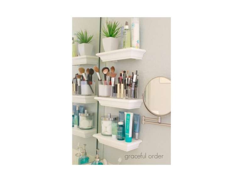 Aqui temos outro truque para usar em pequenos espa&ccedil;os: prateleiras menores s&atilde;o perfeitas para os itens do dia a dia e o canto da pia &eacute; o lugar perfeito para elas.