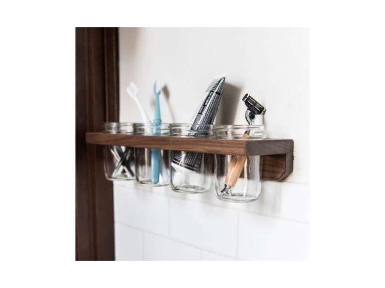 Este peda&ccedil;o de madeira com se&ccedil;&otilde;es para quatro potes de vidro fornece espa&ccedil;o para sua escova de dentes, pin&ccedil;as, ou qualquer outra coisa que voc&ecirc; precise manter &agrave; m&atilde;o.