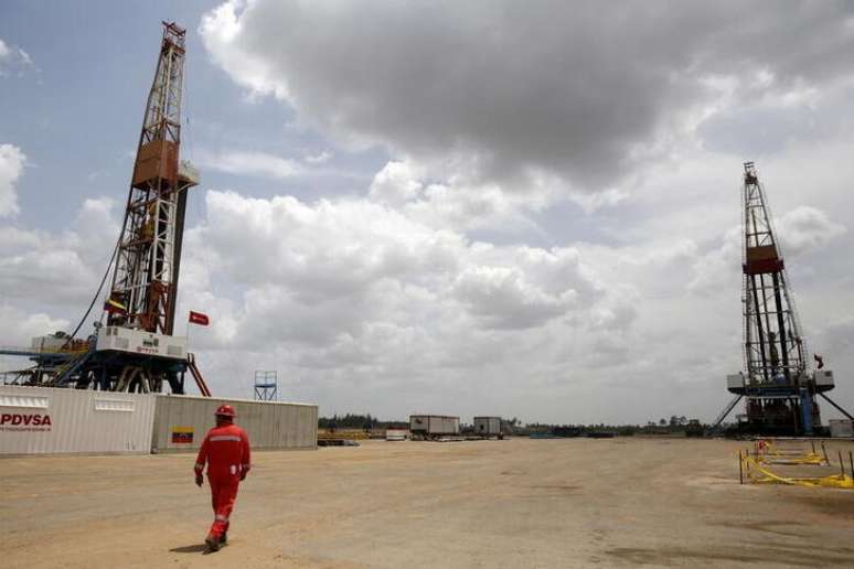 Funcionário caminha perto de instalações de exploração de petróleo da companhia venezuelana PDVSA. 16/5/2015.. REUTERS/Carlos Garcia 