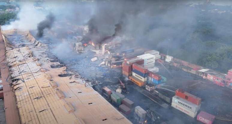 Densa fumaça sobe de uma região portuária atingida por um enorme incêndio em Bangladesh. 5/6/2022. Al Mahmud BS/Handout via REUTERS  