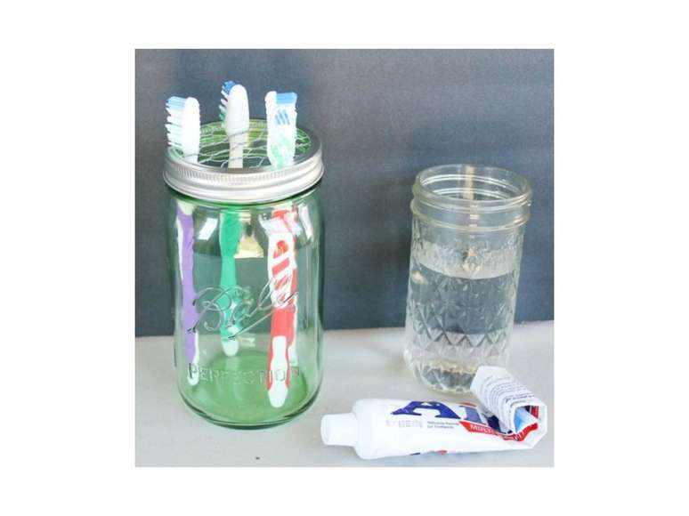 Outra maneira de usar recipientes de vidro: um porta-escovas de dentes! Para criar se&ccedil;&otilde;es para cada escova, utilize arame na tampa.