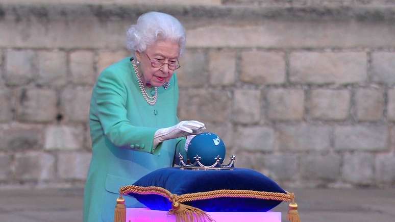 Rainha tocou globo simbólico para dar início à celebração