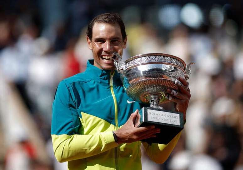 Rafael Nadal mostra o troféu de sua vitória, a 14ª em Roland Garros, contra o norueguês Casper Ruud. 5/6/2022 Spain's  REUTERS/Benoit Tessier