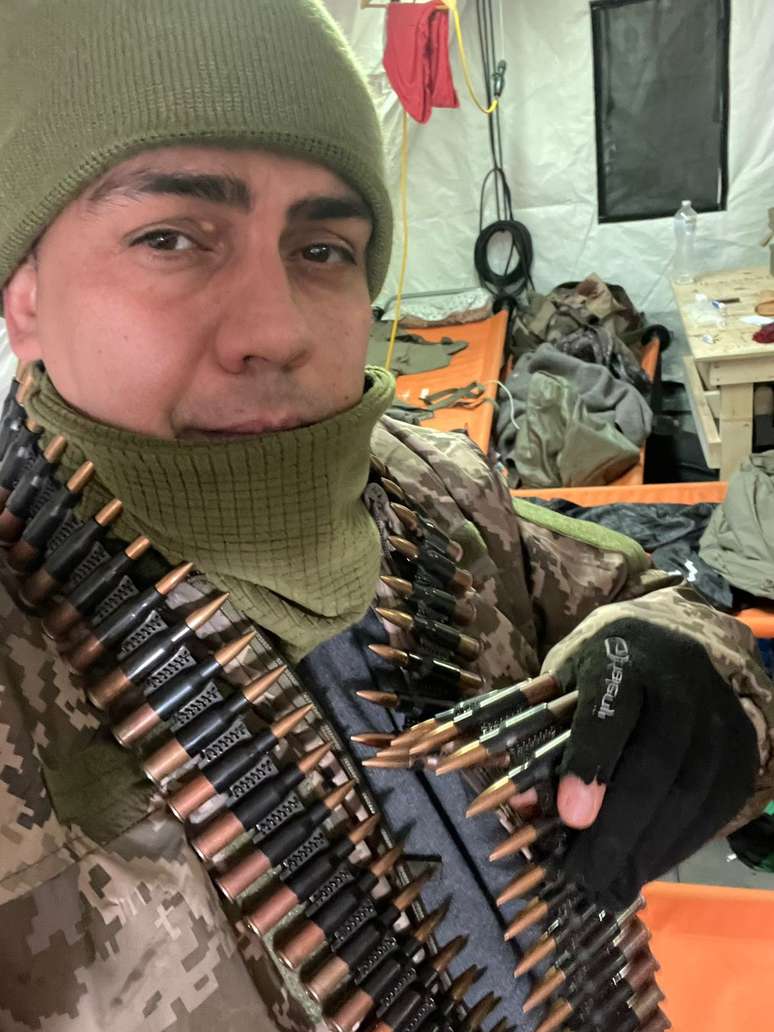 André Hack Bahi exibe munição em alojamento para combatentes da guerra na Ucrânia