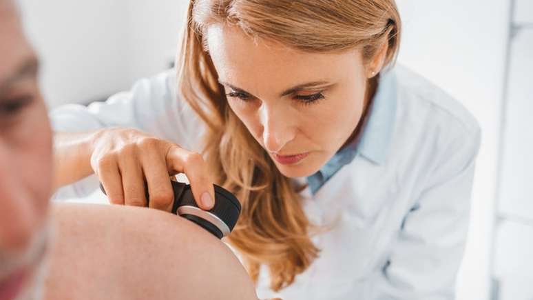 Dermatologistas usam um equipamento chamado dermatosc&oacute;pio para verificar a pele