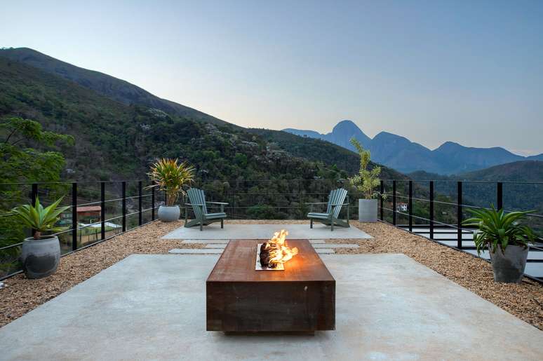 Lareira a g&aacute;s em ambiente externo projetado por Aberdeen Engenharia e Oficina Mobar.