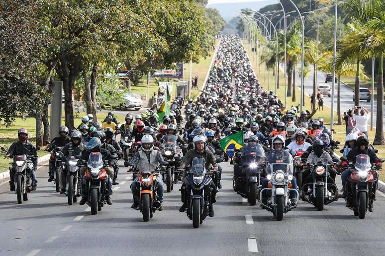 Motos acompanham o presidente Jair Bolsonaro em passeio pelas ruas de Bras&iacute;lia.