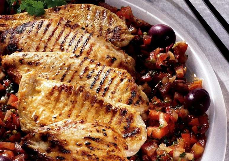 Filé de frango com vinagrete – Foto: Divulgação
