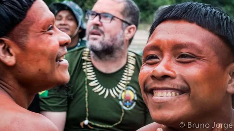 O indigenista Bruno Araújo Pereira (ao centro), servidor da Funai que sumiu enquanto se deslocava de barco