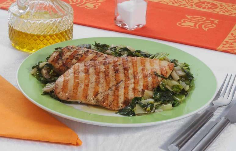 Filé de frango grelhado com escarola – Foto: Divulgação