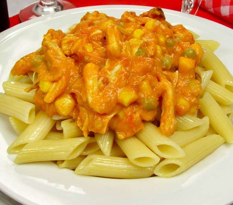 Penne com molho de frango desfiado (Reprodu&ccedil;&atilde;o / Guia da Cozinha)