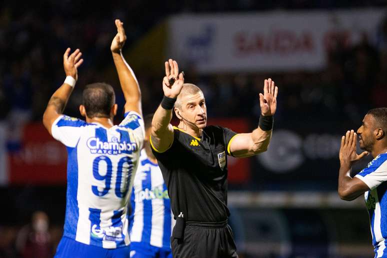 Partida entre Avaí e São Paulo pela 9ª rodada do Campeonato Brasileiro 2022