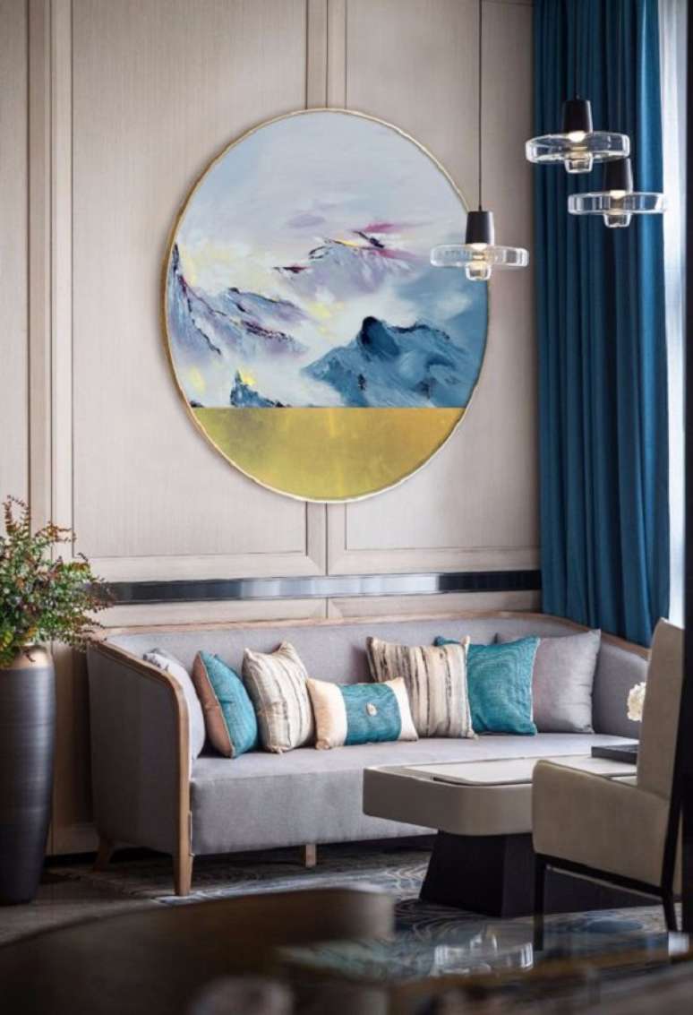 18. Cortina azul na sala de estar de tons neutros &ndash; Foto Slarts